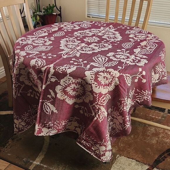 Vintage handmade woven maroon and white floral design tablecloth from Li… - Picture 5 of 9